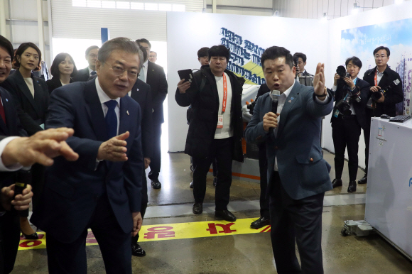 문재인 대통령이 22일 오전 ‘로봇산업육성 전략보고회’가 열린 대구 달성군 현대로보틱스에서 현장 관계자들과 전시장을 둘러보고 있다. 2019.3.22도준석 기자 pado@seoul.co.kr