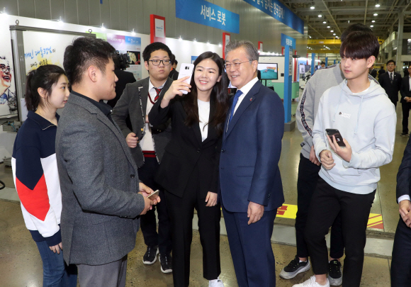 문재인 대통령이 22일 오전 ‘로봇산업육성 전략보고회’가 열린 대구 달성군 현대로보틱스에서 참가 학생들과 셀카를 찍고 있다. 2019.3.22 도준석 기자 pado@seoul.co.kr