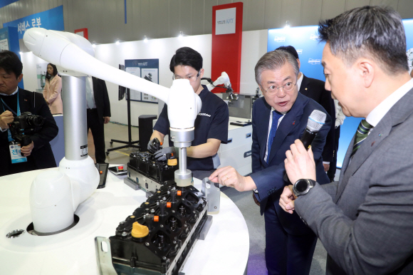 문재인 대통령이 22일 오전 ‘로봇산업육성 전략보고회’가 열린 대구 달성군 현대로보틱스에서 현장 관계자와 로봇을 이용한 작업을 시연하고 있다. 2019.3.22 도준석 기자 pado@seoul.co.kr