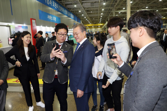 문재인 대통령이 22일 오전 ‘로봇산업육성 전략보고회’가 열린 대구 달성군 현대로보틱스에서 참가 학생들과 셀카를 찍고 있다. 2019.3.22 도준석 기자 pado@seoul.co.kr