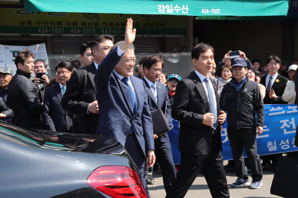 문재인 대통령이 지역경제 투어 일곱번째로 22일 대구 칠성시장을 찾아 상인들의 애로사항을 경청했다. 문 대통령이  시민들에게  인사하고 있다.  2019.3.22 도준석 기자 pado@seoul.co.kr