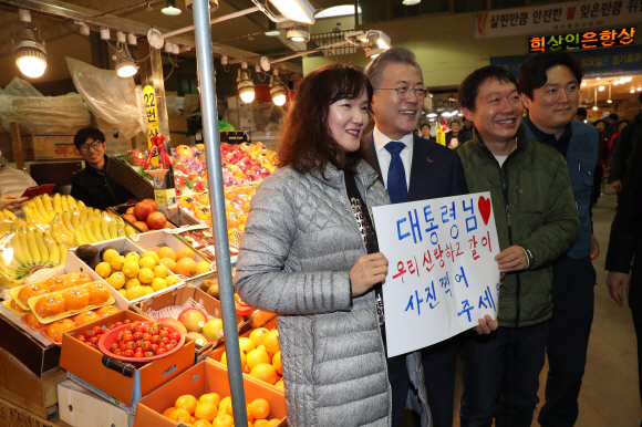 문재인 대통령이 지역경제 투어 일곱번째로 22일 대구 칠성시장을 찾아 상인들의 애로사항을 경청했다. 문 대통령이  상인들과 기념촬영하고 있다.  2019.3.22 도준석 기자 pado@seoul.co.kr