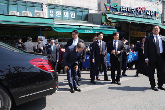 문재인 대통령이 지역경제 투어 일곱번째로 22일 대구 칠성시장을 찾아 상인들의 애로사항을 경청했다. 문 대통령이  환영하는 시민들에게 인사하고 있다. 2019.3.22 도준석 기자 pado@seoul.co.kr