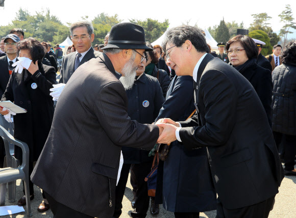 연평해전 유족들과 인사하는 유승민