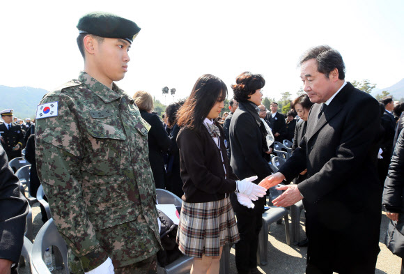 이 총리, 서해수호 유족 격려