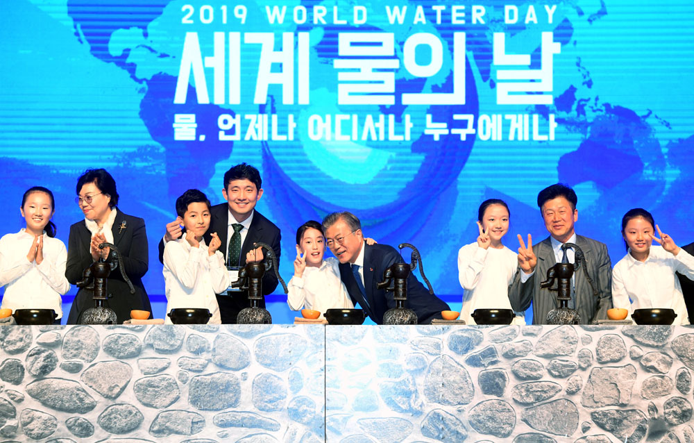 문재인 대통령이 22일 대구 엑스코에서 열린 2019세계물의날 행사에서 참가자들과 함께 퍼포먼스를 하고 있다.  2019.3.22 도준석 기자 pado@seoul.co.kr