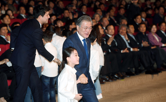 문재인 대통령이 22일 오후 물의 날 행사가 열린 대구 엑스코에서 대구시립소년소녀합창단과 무대에 오르고 있다. 2019.3.22 도준석 기자 pado@seoul.co.kr