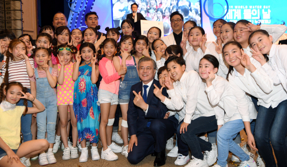 문재인 대통령이 22일 대구 엑스코에서 열린 2019세계물의날 행사를 마친후 공연에 참여 했던 어린이들과 함께 기념촬영을 하고 있다.  2019.3.22 도준석 기자 pado@seoul.co.kr