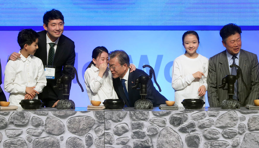 문재인 대통령이 22일 대구 엑스코에서 열린 세계 물의날 행사에 참석해 대구시립합창단 어린디들과 펌프에 마중물을 넣는 퍼포먼스를 마친뒤 기념촬영하고 있다. 2019.3.22 도준석 기자 pado@seoul.co.kr