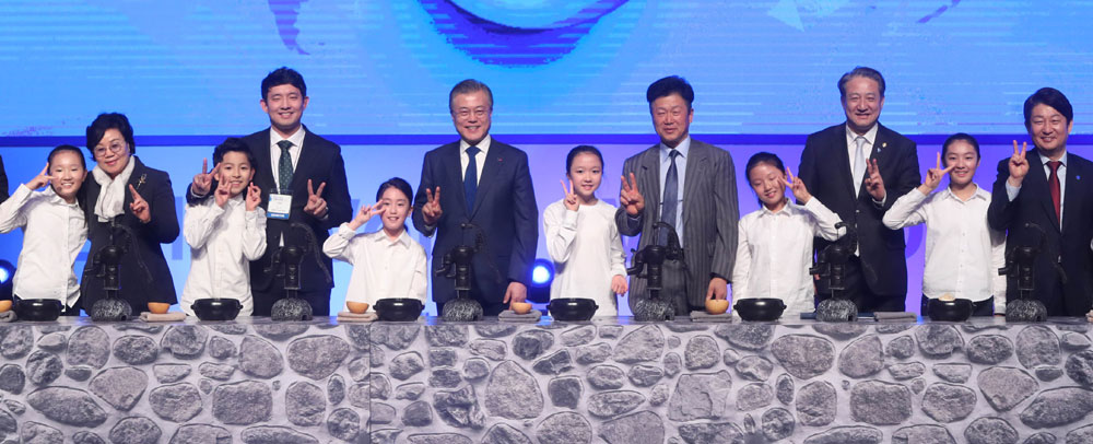 문재인 대통령이 22일 대구 엑스코에서 열린 세계 물의날 행사에 참석해 대구시립합창단 어린디들과 펌프에 마중물을 넣는 퍼포먼스를 마친뒤 기념촬영하고 있다.  2019.3.22 도준석 기자 pado@seoul.co.kr