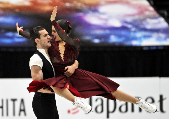 캐나다의 Laurence Fournier Beaudry와 Nikolaj Sorensen은 23일(현지시간)  도쿄 북쪽 사이타마 슈퍼 아레나에서 열린 ISU 세계 피겨 스케이팅 선수권 대회 중 아이스 댄스 프리 댄스 연기를 펼치고 있다. AP 연합뉴스