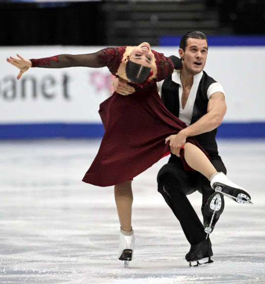 캐나다의 Laurence Fournier Beaudry와 Nikolaj Sorensen은 23일(현지시간)  도쿄 북쪽 사이타마 슈퍼 아레나에서 열린 ISU 세계 피겨 스케이팅 선수권 대회 중 아이스 댄스 프리 댄스 연기를 펼치고 있다. AP 연합뉴스