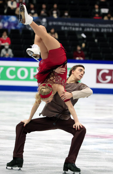 독일의 Shari Koch(왼쪽)와 Christian Nuechtern이 23일(현지시간)  도쿄 북쪽 사이타마 슈퍼 아레나에서 열린 ISU 세계 피겨 스케이팅 선수권 대회 중 아이스 댄스 프리 댄스 연기를 펼치고 있다. EPA 연합뉴스