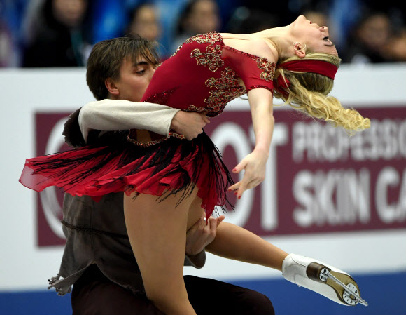 독일의 Shari Koch(왼쪽)와 Christian Nuechtern이 23일(현지시간)  도쿄 북쪽 사이타마 슈퍼 아레나에서 열린 ISU 세계 피겨 스케이팅 선수권 대회 중 아이스 댄스 프리 댄스 연기를 펼치고 있다. AFP 연합뉴스