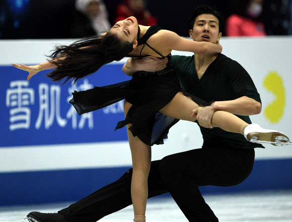 중국의 Wang Shiyue와 Liu Xinyu가 23일(현지시간)  도쿄 북쪽 사이타마 슈퍼 아레나에서 열린 ISU 세계 피겨 스케이팅 선수권 대회 중 아이스 댄스 프리 댄스 연기를 펼치고 있다. AFP 연합뉴스