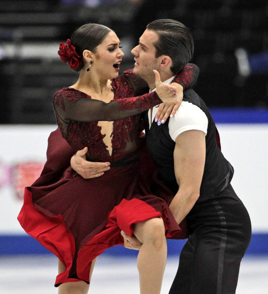 캐나다의 Laurence Fournier Beaudry와 Nikolaj Sorensen은 23일(현지시간)  도쿄 북쪽 사이타마 슈퍼 아레나에서 열린 ISU 세계 피겨 스케이팅 선수권 대회 중 아이스 댄스 프리 댄스 연기를 펼치고 있다. AP 연합뉴스
