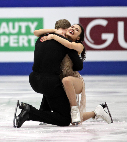 미국의 Madison Chock와 Evan Bates가 23일(현지시간)  도쿄 북쪽 사이타마 슈퍼 아레나에서 열린 ISU 세계 피겨 스케이팅 선수권 대회 중 아이스 댄스 프리 댄스 연기를 펼치고 있다. AP 연합뉴스