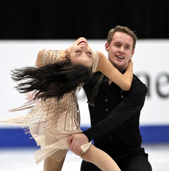 미국의 Madison Chock와 Evan Bates가 23일(현지시간)  도쿄 북쪽 사이타마 슈퍼 아레나에서 열린 ISU 세계 피겨 스케이팅 선수권 대회 중 아이스 댄스 프리 댄스 연기를 펼치고 있다. AP 연합뉴스