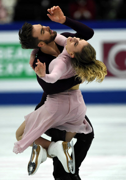 프랑스의 Gabriella Papadakis와 Guillaume Cizeron이 23일(현지시간)  도쿄 북쪽 사이타마 슈퍼 아레나에서 열린 ISU 세계 피겨 스케이팅 선수권 대회 중 아이스 댄스 프리 댄스 연기를 펼치고 있다. AFP 연합뉴스
