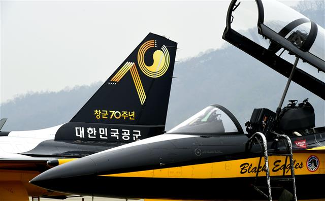 올해 공군 창군 70주년을 기념해 70주년 이미지를 래핑한 블랙이글스 항공기가 24일 임무에 나서기 위해 이륙을 준비하고 있다. 2019.3.24 공군 제공=뉴스1