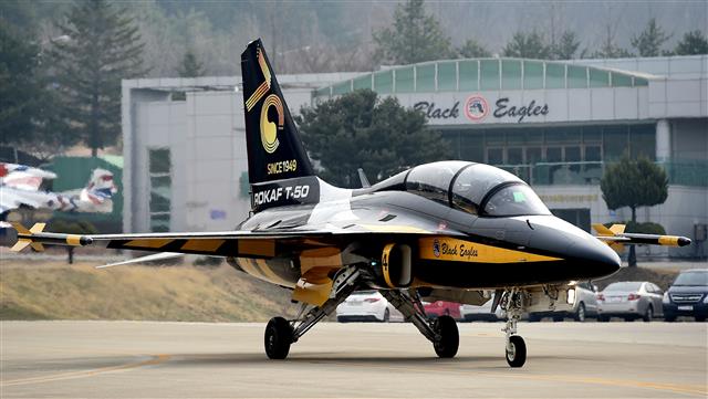 올해 공군 창군 70주년을 기념해 70주년 이미지를 래핑한 블랙이글스 항공기가 24일 임무에 나서기 위해 이륙을 준비하고 있다. 2019.3.24 공군 제공=뉴스1