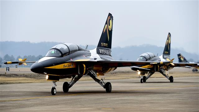 올해 공군 창군 70주년을 기념해 70주년 이미지를 래핑한 블랙이글스 항공기가 24일 임무에 나서기 위해 이륙을 준비하고 있다. 2019.3.24 공군 제공=뉴스1