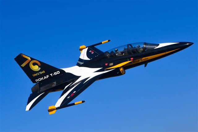 올해 공군 창군 70주년을 기념해 70주년 이미지를 래핑한 블랙이글스 항공기가 24일 공중에서 비행을 실시하고 있다. 2019.3.24 공군제공=뉴스1