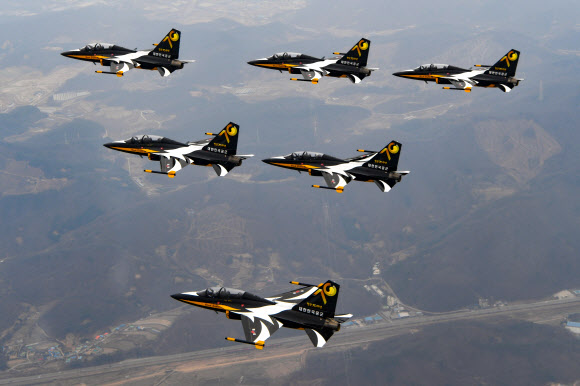 공군 블랙이글스가 올해 공군 창군 70주년을 맞아, 이를 홍보하고 국민과 함께 기념하기 위해 공군 창군 70주년 기념 이미지를 블랙이글스 T-50B 항공기에 입혔다고 24일 전했다. 공군 창군 70주년 이미지를 입힌 블랙이글스 항공기가 공중에서 비행을 하고 있다. 2019.3.24  공군 제공=연합뉴스