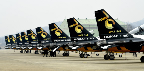 공군 블랙이글스가 올해 공군 창군 70주년을 맞아, 이를 홍보하고 국민과 함께 기념하기 위해 공군 창군 70주년 기념 이미지를 블랙이글스 T-50B 항공기에 입혔다고 24일 전했다. 공군 창군 70주년 이미지를 입힌 블랙이글스 항공기가 주기장에 정렬해 임무를 준비하고 있다. 2019.3.24  공군 제공=연합뉴스