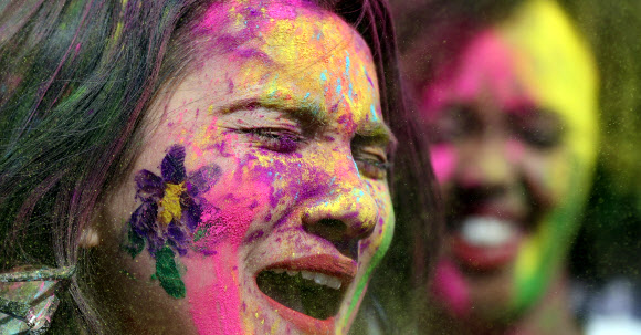 24일 오전 경남 밀양시 밀양강 둔치에서 열린 ‘2019 밀양 홀리해이(Holihai) 색채 축제’에서 참석자들이 색색 가루와 함께 즐거워하고 있다. 2019.3.24  연합뉴스