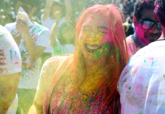 24일 오전 경남 밀양시 밀양강 둔치에서 열린 ‘2019 밀양 홀리해이(Holihai) 색채 축제’에서 참석자들이 색색 가루와 함께 즐거워하고 있다. 2019.3.24  연합뉴스