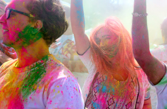 24일 오전 경남 밀양시 밀양강 둔치에서 열린 ‘2019 밀양 홀리해이(Holihai) 색채 축제’에서 참석자들이 색색 가루와 함께 즐거워하고 있다. 2019.3.24  연합뉴스