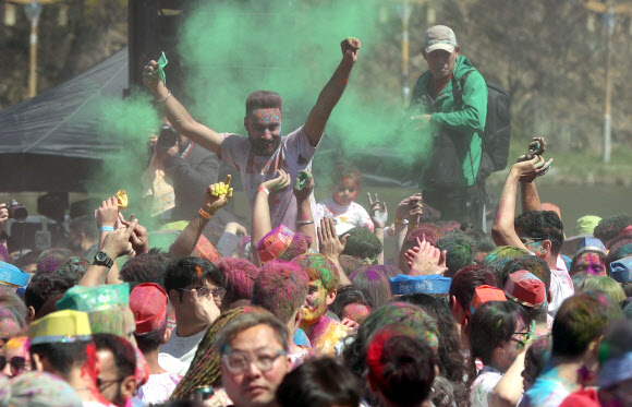 24일 오전 경남 밀양시 밀양강 둔치에서 열린 ‘2019 밀양 홀리해이(Holihai) 색채 축제’에서 참석자들이 색색 가루와 함께 즐거워하고 있다. 2019.3.24  연합뉴스