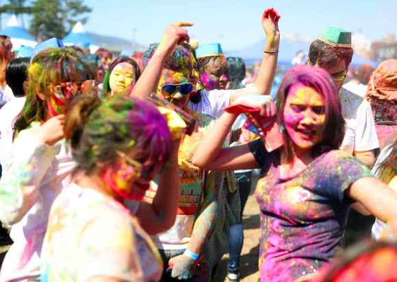 24일 오전 경남 밀양시 밀양강 둔치에서 열린 ‘2019 밀양 홀리해이(Holihai) 색채 축제’에서 참석자들이 색색 가루와 함께 즐거워하고 있다. 2019.3.24  연합뉴스