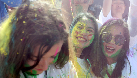 24일 오전 경남 밀양시 밀양강 둔치에서 열린 ‘2019 밀양 홀리해이(Holihai) 색채 축제’에서 참석자들이 색색 가루와 함께 즐거워하고 있다. 2019.3.24  연합뉴스