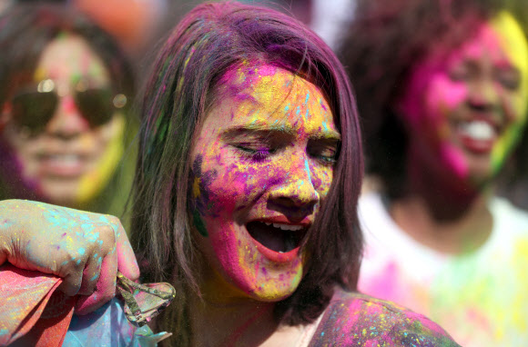 24일 오전 경남 밀양시 밀양강 둔치에서 열린 ‘2019 밀양 홀리해이(Holihai) 색채 축제’에서 참석자들이 색색 가루와 함께 즐거워하고 있다. 2019.3.24  연합뉴스