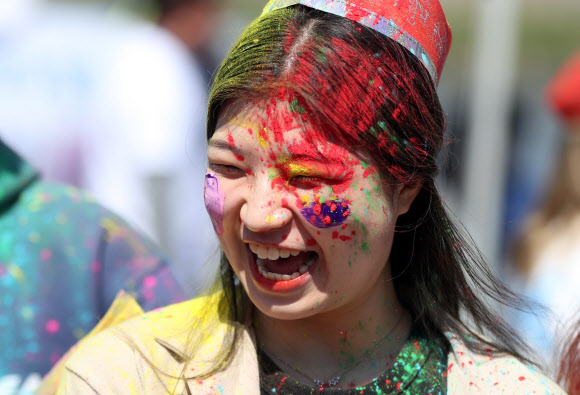 24일 오전 경남 밀양시 밀양강 둔치에서 열린 ‘2019 밀양 홀리해이(Holihai) 색채 축제’에서 참석자들이 색색 가루와 함께 즐거워하고 있다. 2019.3.24  연합뉴스