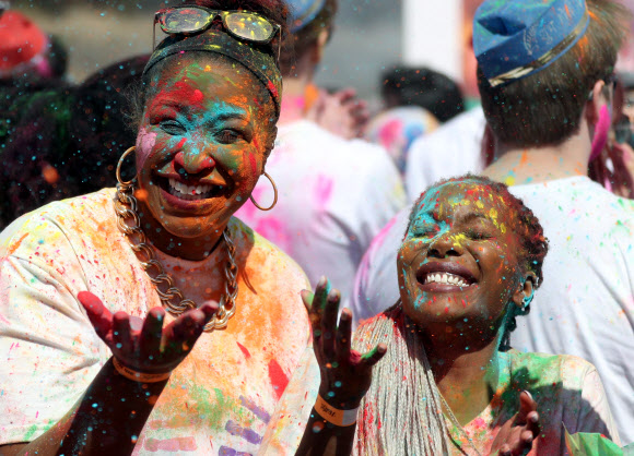 24일 오전 경남 밀양시 밀양강 둔치에서 열린 ‘2019 밀양 홀리해이(Holihai) 색채 축제’에서 참석자들이 색색 가루와 함께 즐거워하고 있다. 2019.3.24  연합뉴스