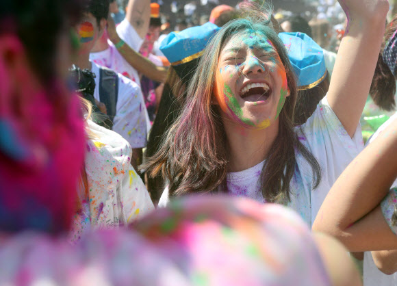 24일 오전 경남 밀양시 밀양강 둔치에서 열린 ‘2019 밀양 홀리해이(Holihai) 색채 축제’에서 참석자들이 색색 가루와 함께 즐거워하고 있다. 2019.3.24  연합뉴스