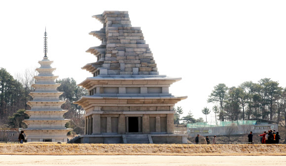 18년간 해체·보수 공사를 마친 전북 익산시 금마면 미륵사지 석탑(국보 제11호. 오른쪽)이 동탑이 같은 경내에 나란히 서 있다. 2019.3.24  연합뉴스