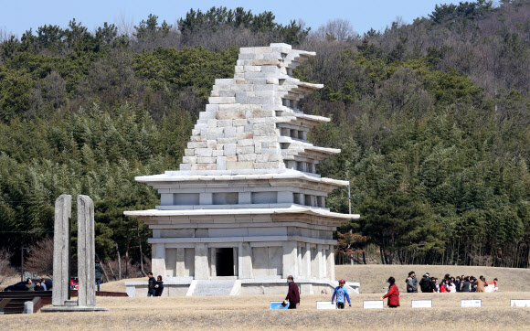18년간 해체·보수 공사를 마친 전북 익산시 금마면 미륵사지 석탑(국보 제11호)이 일반에 공개된 지 이틀째를 맞아 24일 이를 보려는 시민들 발길이 이어지고 있다. 2019.3.24  연합뉴스