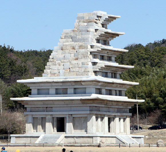 18년간 해체·보수 공사를 마친 전북 익산시 금마면 미륵사지 석탑(국보 제11호). 2019.3.24  연합뉴스