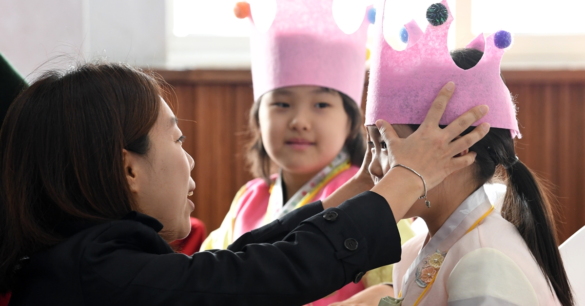 4일 오전 서울 종로구 서울재동초등학교에서 열린 입학식에서 한 학부모가 신입생의 얼굴을 매만져주고 있다.  2019.3.4 도준석 기자 pado@seoul.co.kr