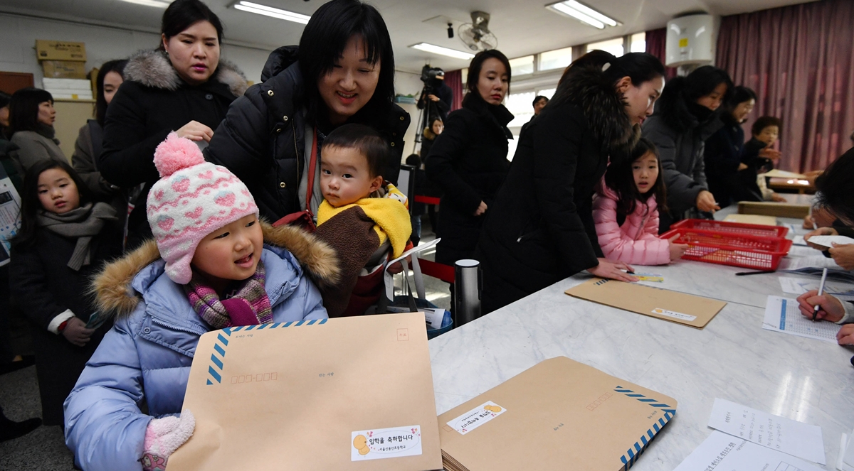 8일 서울 용산구 신용산초등학교에서 열린 예비소집에서 아이와 학부모가 입학서류를 받고 있다. 2019.1.8  박윤슬 기자 seul@seoul.co.kr