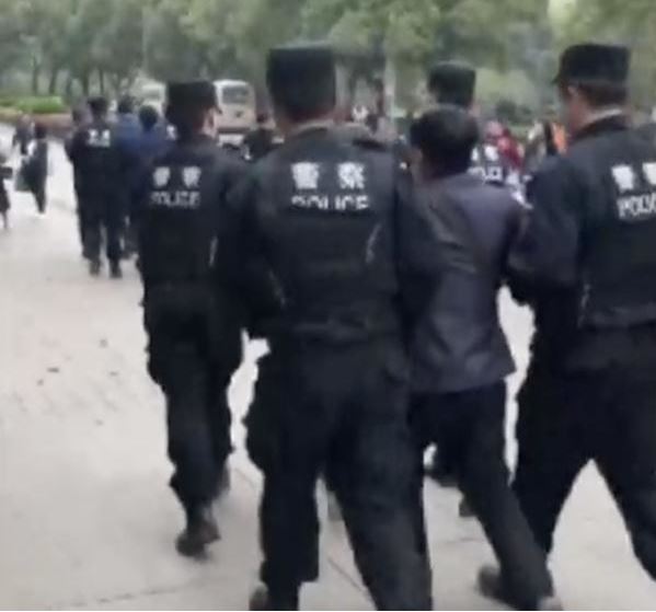 중국 경찰이 우한대 암표장수를 체포하고 있다