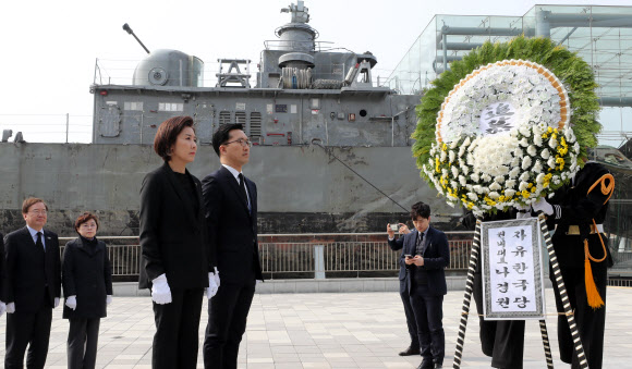 천암함 추모비에 헌화하는 나경원 원내대표