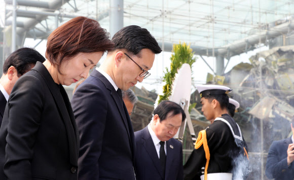 천암함 추모비에 묵념하는 나경원 원내대표