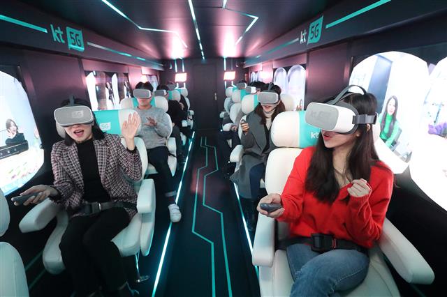 서울 광화문 KT 사옥에서 가상현실(VR) 기기를 쓰고 세계 최초로 5G 상용 네트워크를 적용한 ‘5G 버스’를 체험하고 있다.  KT제공