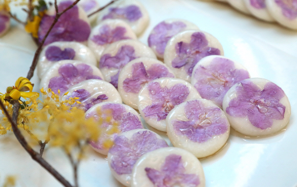 문재인 대통령 부인 김정숙 여사가 만들어 25일 오후 청와대에서 열린 수석보좌관 회의 참석자들에게 제공한 ‘진달래화전’. 2019. 3. 25.  청와대제공