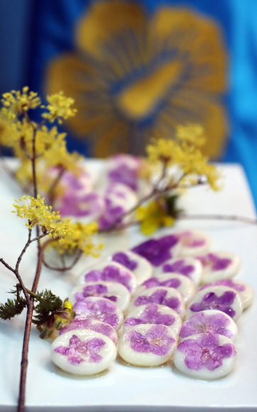 문재인 대통령 부인 김정숙 여사가 만들어 25일 오후 청와대에서 열린 수석보좌관 회의 참석자들에게 제공한 ‘진달래화전’. 2019. 3. 25.  청와대제공